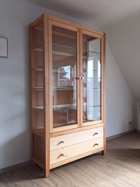 kiphenn-schreinerei-vitrine-aus-holz
